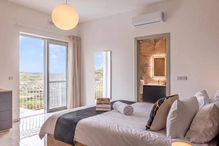 Magnifica Gozitan Villa Pool And Jacuzzi in Xaghra, Gozo