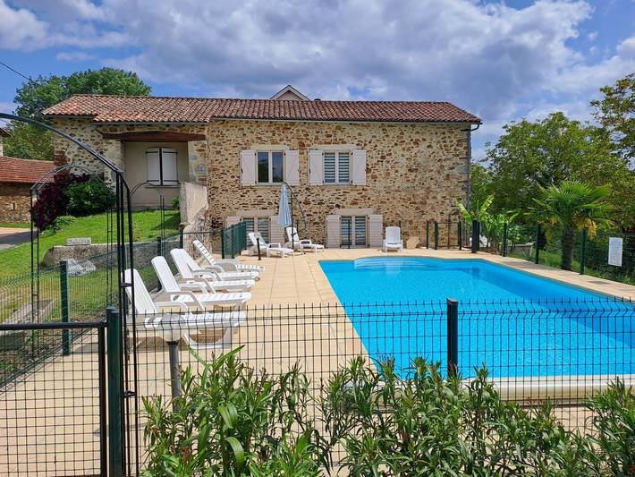 Gîte pour 8 personnes, avec terrasse ainsi que piscine et jardin, animaux acceptés à Latouille-Lentillac - 3