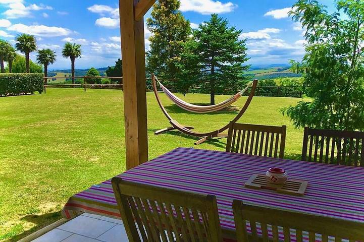 Location de vacances pour 3 personnes, avec jardin à Bardos