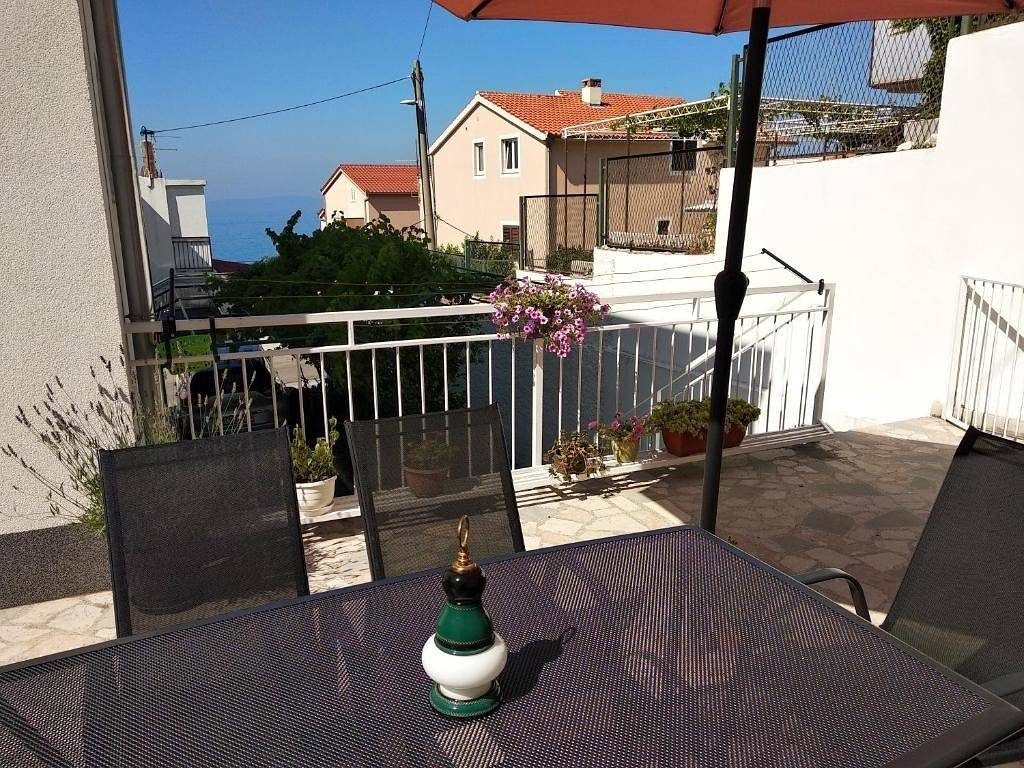 Apartamento entero, Apartamento para dos personas con balcón y vista al mar Podstrana, Split A-22748-a in Grljevac (Podstrana), Podstrana
