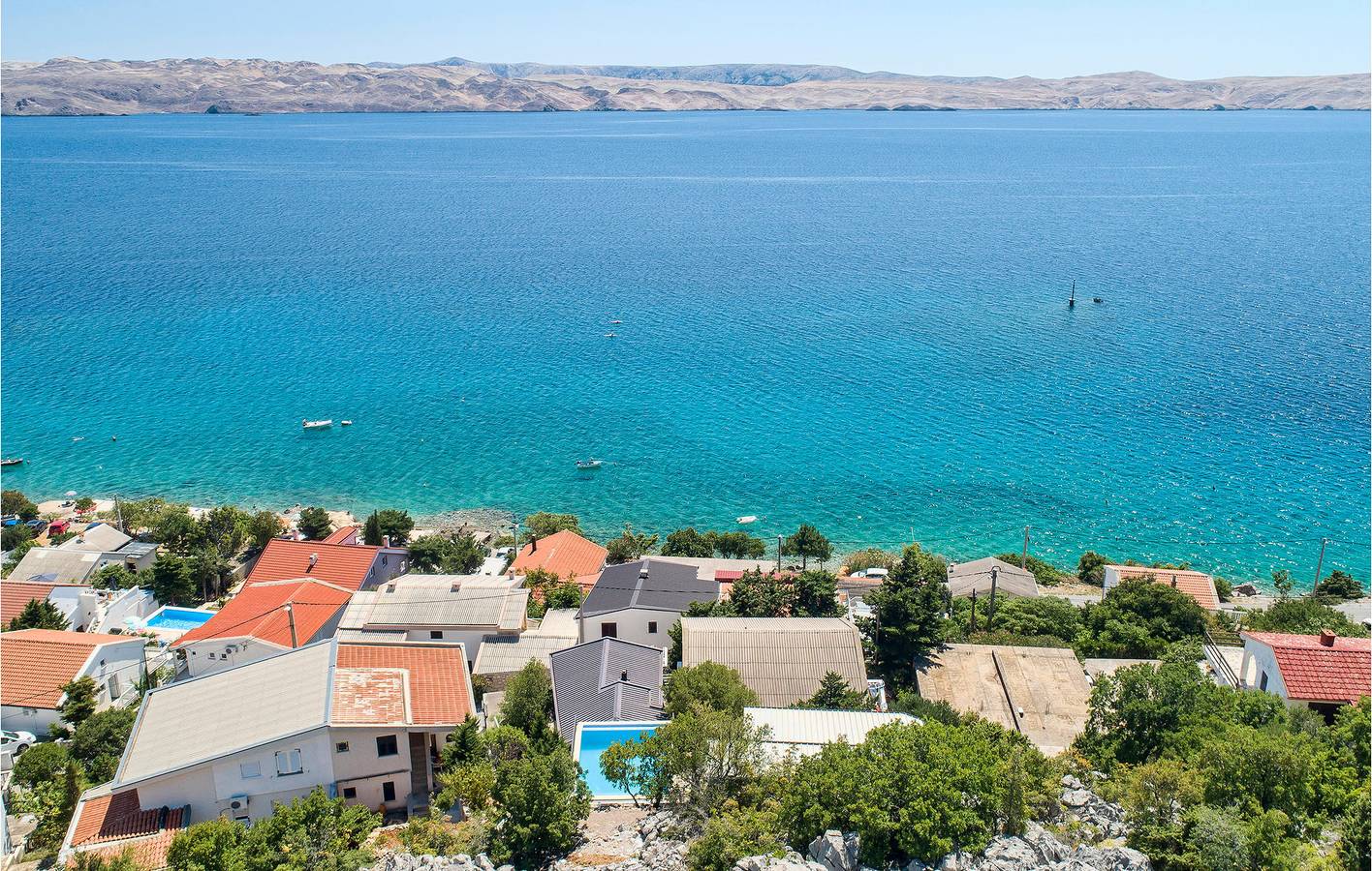 Geheel vakantieappartement, Gezellig appartement met 2 slaapkamers, uitzicht op zee, terras, wifi en parkeergelegenheid – op 100 meter van het strand in Cesarica, Velebit Nature Park