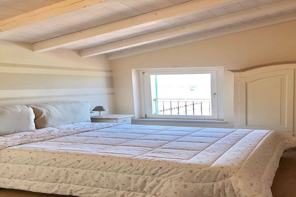 Ganze Wohnung, Penthouse mit Blick auf den See, eingebettet in den Hügeln Moräne in Ponti sul Mincio, Gardasee