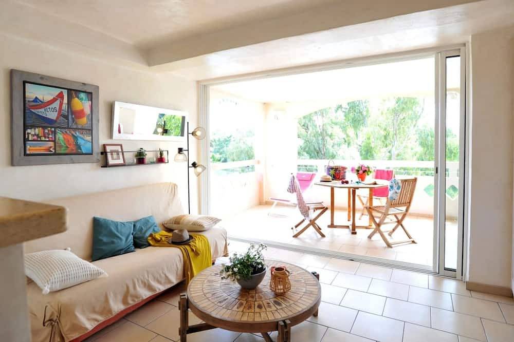 Apartamento entero, Charming flat with its feet in the water  in San Ciprianu, Lecci