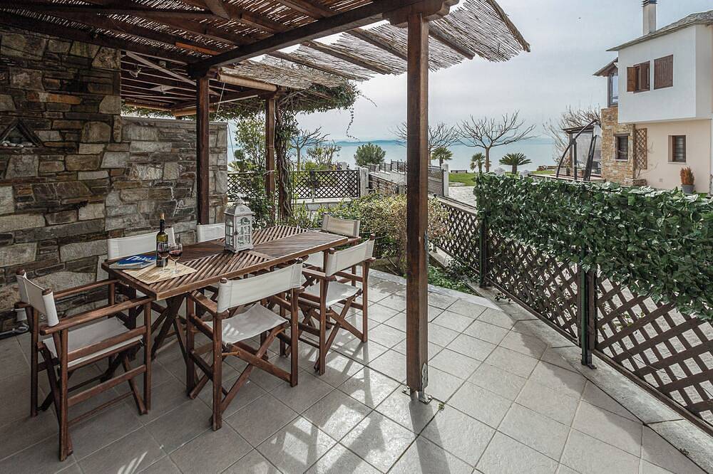 Iloi’s Villa in peaceful Village w. Private Beach in Pilion