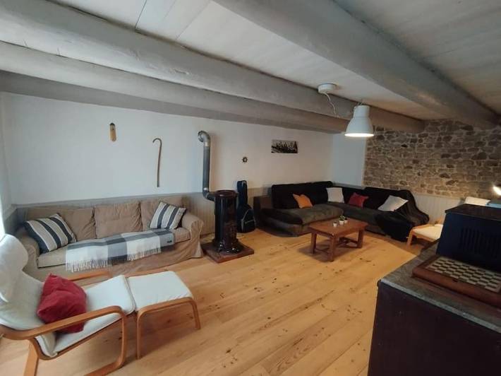 Gîte pour 6 personnes, avec jardin et vue, adapté aux familles à Saint-Genès-la-Tourette