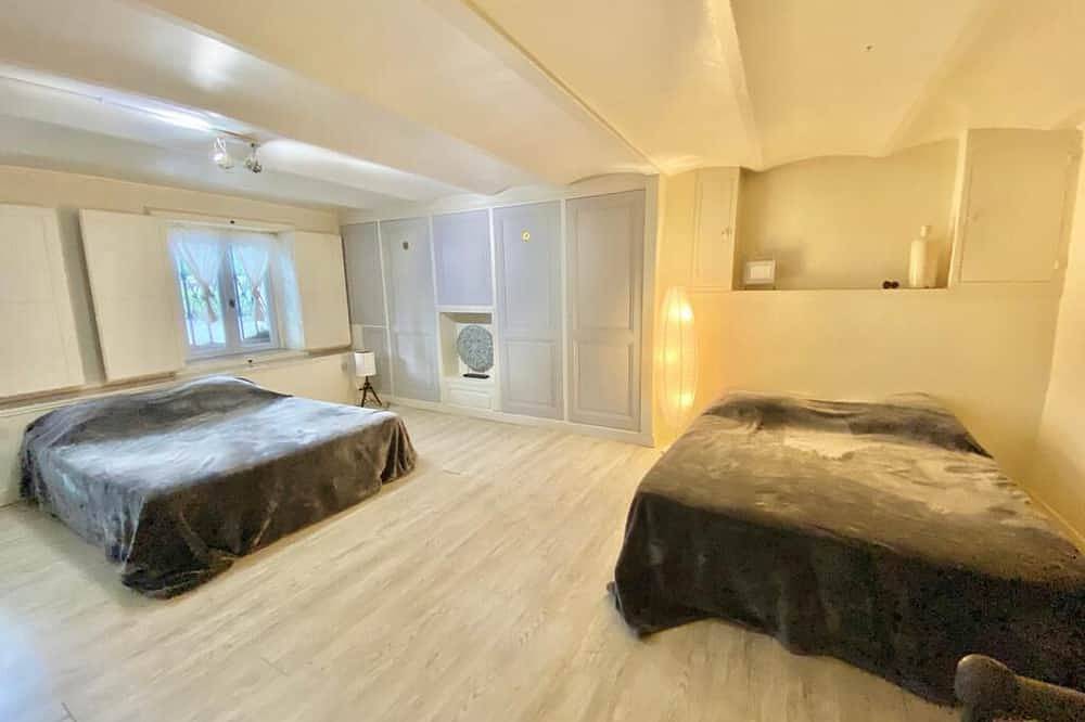 Entire apartment, Large apartment of character with private courtyard. in Carcassonne, Carcassonne region