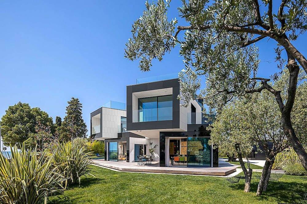 Striking Istria Villa | 5 Bedrooms | Villa Rojska | Beachfront Location | Sauna & Gym in Fazana, Südküste Istrien