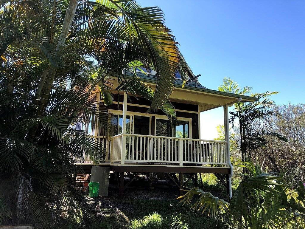 Himmlischer bezaubernder Wasserfall in Hilo in Hamakua