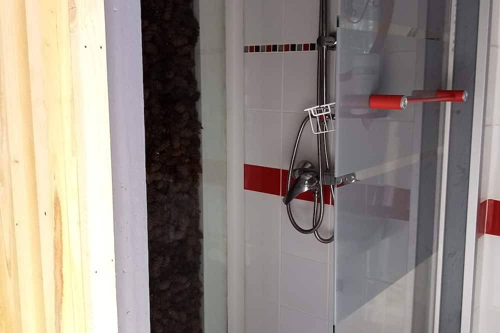 Tonneau En Bois à Garennes sur Eure Au Havre De Paix Au Bord De L'Eure in Garennes-sur-Eure, Région d'Évreux