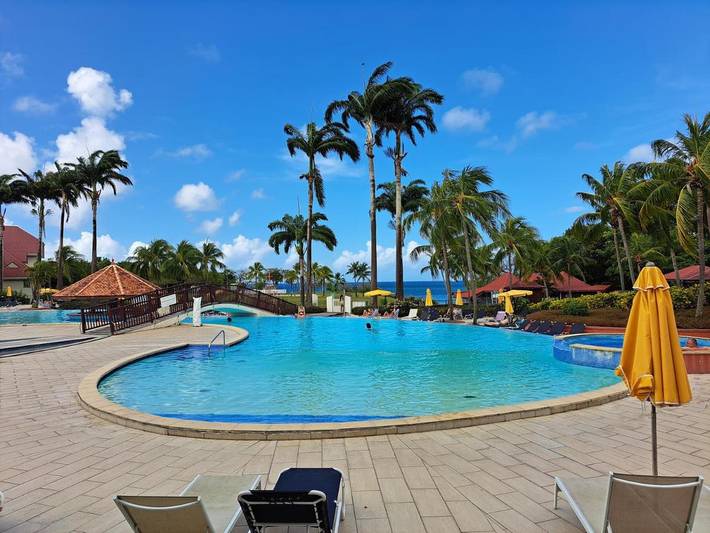Appart’hôtel pour 3 personnes, avec vue et bassin pour enfant ainsi que piscine et jardin