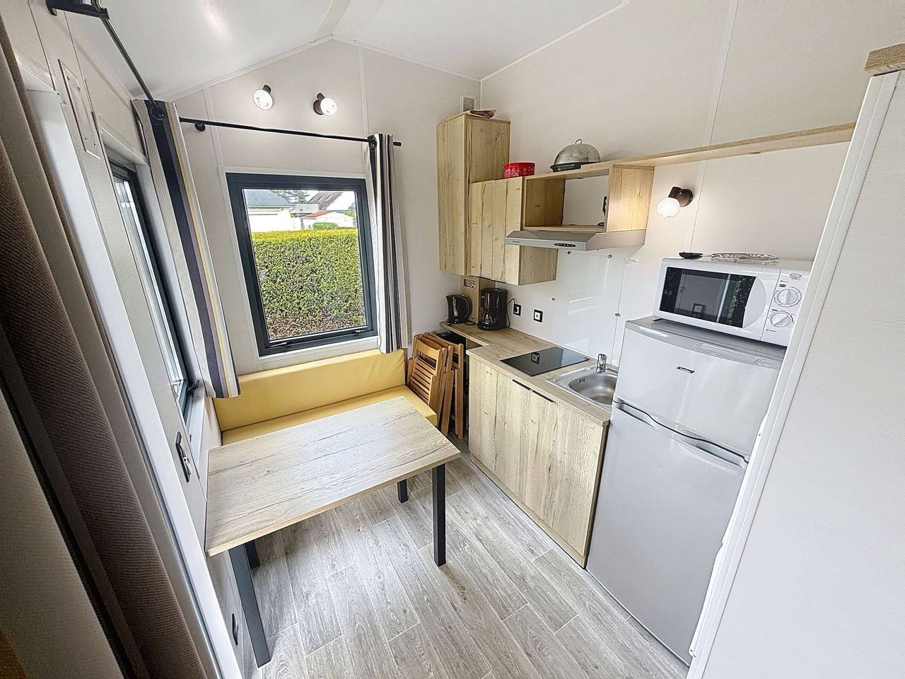 Séjour en Tiny House à Jullouville, piscine et parking inclus in Jullouville, Côte de la Déroute