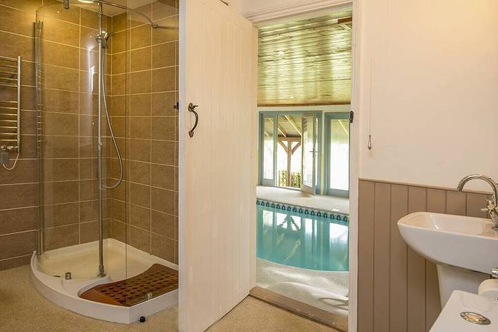 Un refugio de lujo con cocina para dos personas, con piscina cubierta y bañera de hidromasaje. in Sussex Oriental