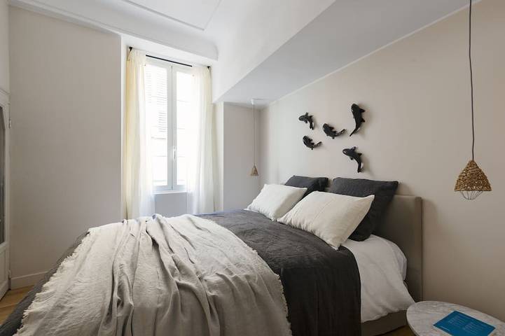 Apartamento entero, Apartamento de diseño de lujo con balcón en el casco antiguo de Niza, a 4 minutos a pie de la playa. in Niza, Costa mediterránea (Francia)