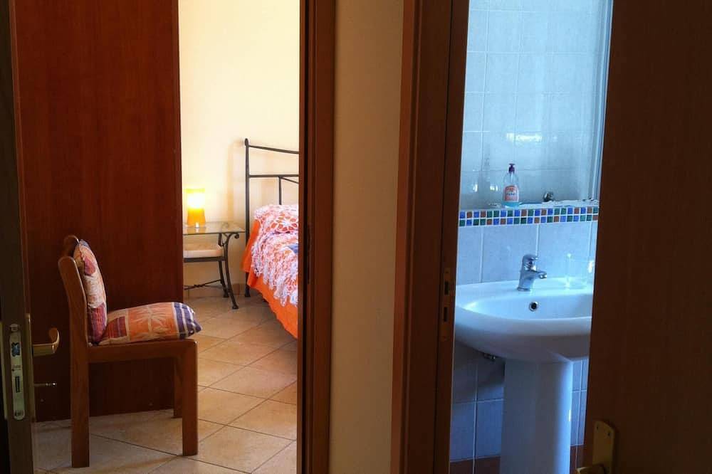 Elegante villa con jardín cerca del mar. in Fondachello, Provincia de Catania
