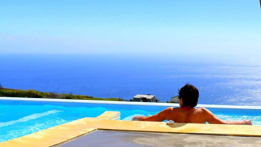 Bed and breakfast for 4 people, with Terrace and Garden as well as Pool and View in Madeira