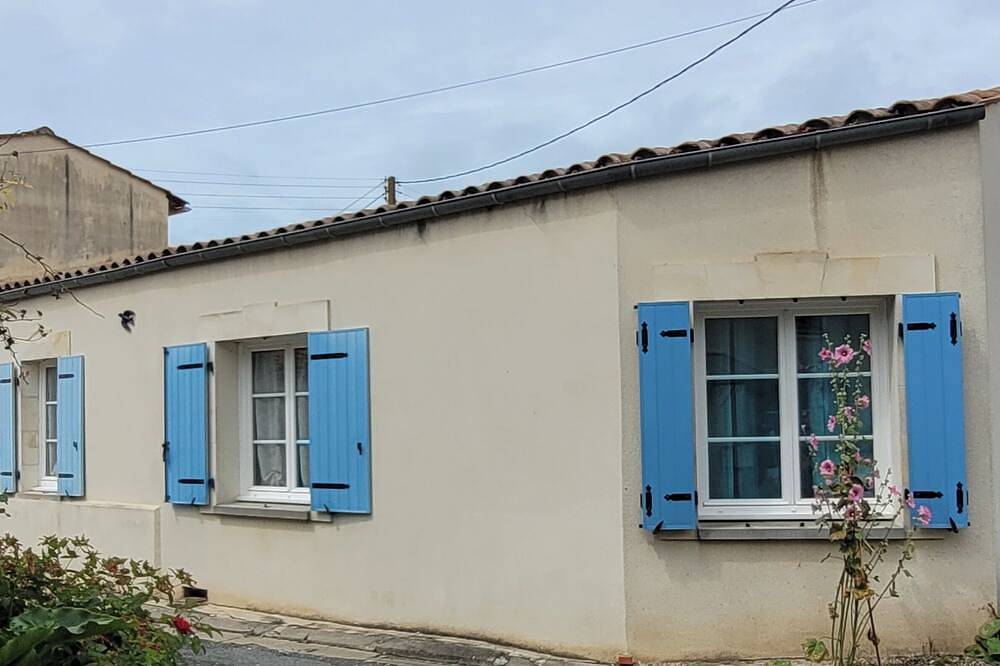 Quiet house with courtyard not overlooked in Marennes, Côte de Beauté