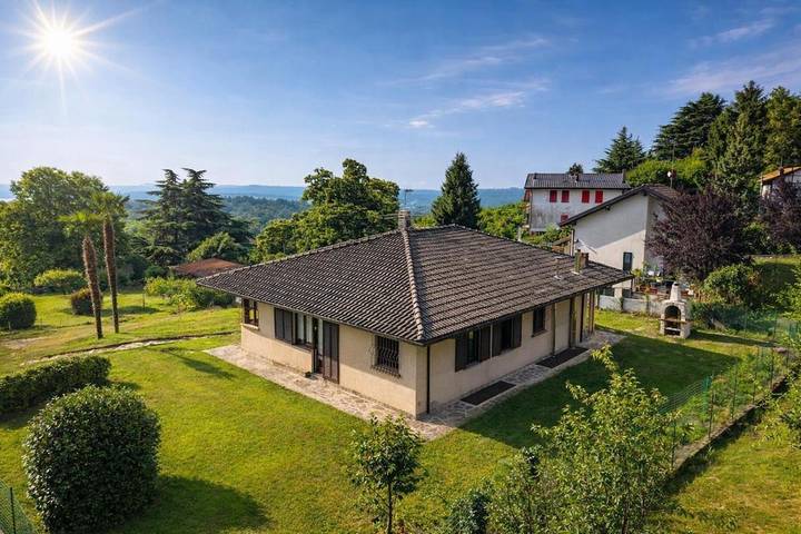 Villa per 7 persone, con Idromassaggio e Terrazza nonché Giardino e Piscina a Comune di Arona