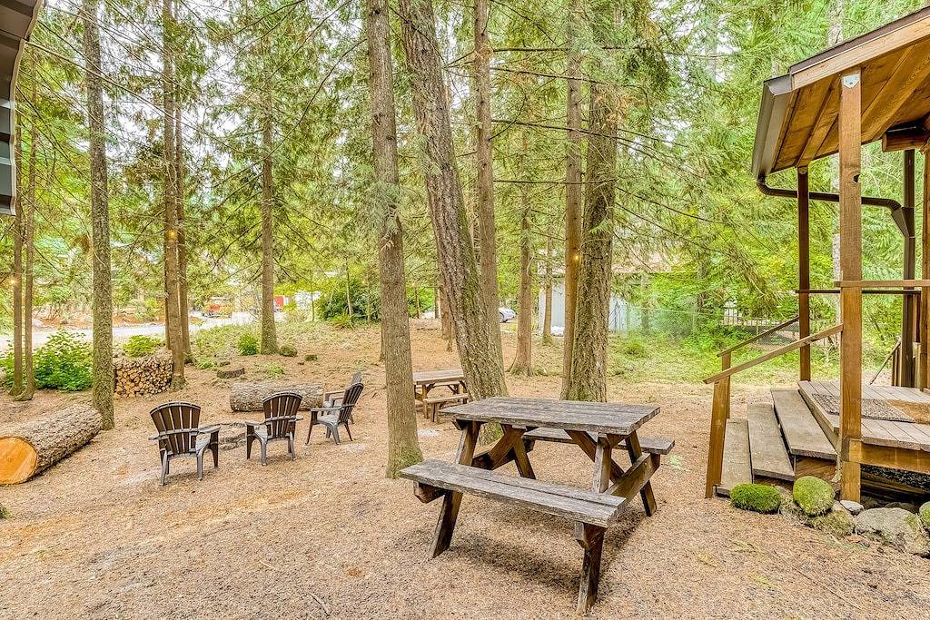 Cozy Cabin with Great Outdoor Space, Fireplace, & Free Wifi - Near Sandy River in Welches, Mount Hood