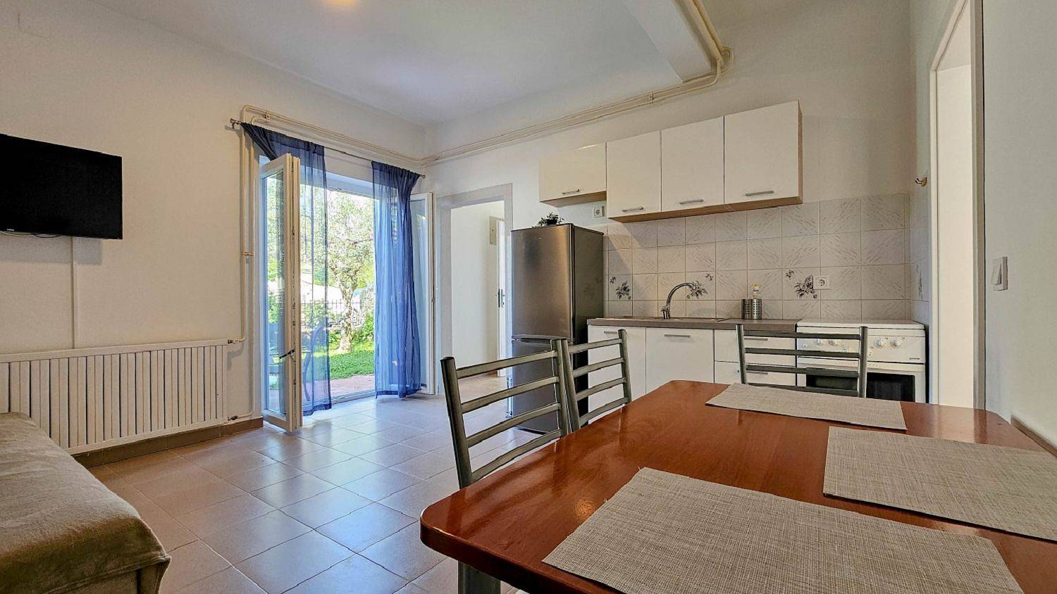 Ganze Wohnung, Malerisches Apartment nur 400 Meter zum Strand mit Terrasse, Grill, Privatparkplatz in Novigrad, Umag und Umgebung