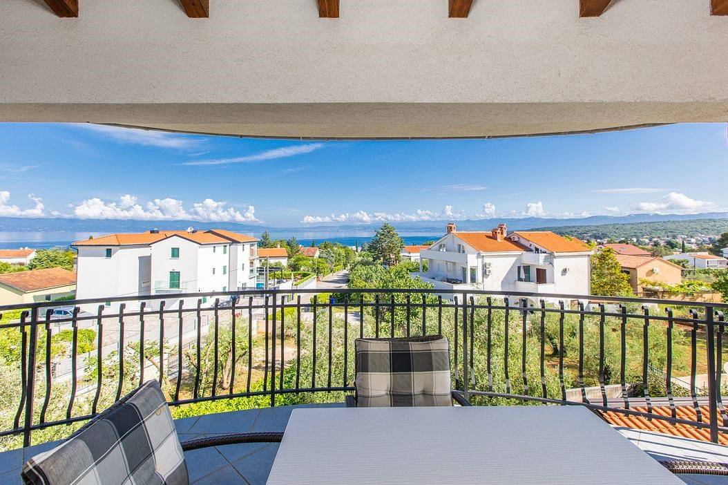 Ganze Wohnung, Überragender Komfort mit wunderschönem Meerblick in der Ferienwohnung Barjaktarić 1 in Malinska in Milcetici, Krk