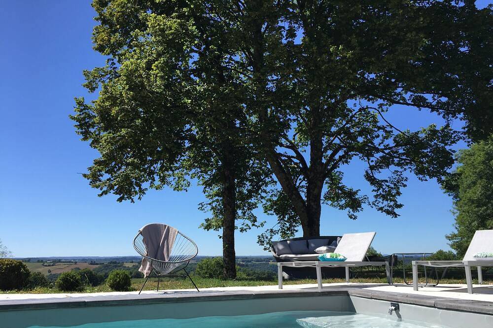 Maison avec piscine en pleine nature    « La Maison de Marthe » in Arches, Région de Mauriac