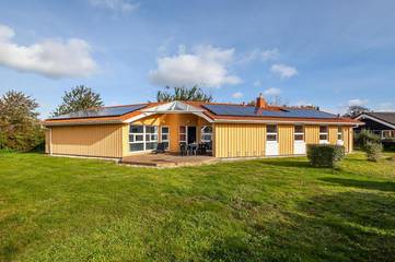 Ferienhaus für 10 Personen, mit Pool und Terrasse sowie Garten und Sauna in Grömitz