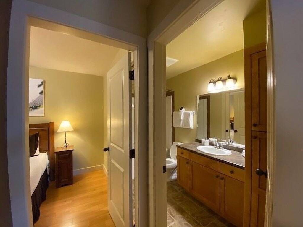 Ganze Wohnung, Après Alpine : 2-bedroom condo with hot tub and mountain views in Kicking Horse