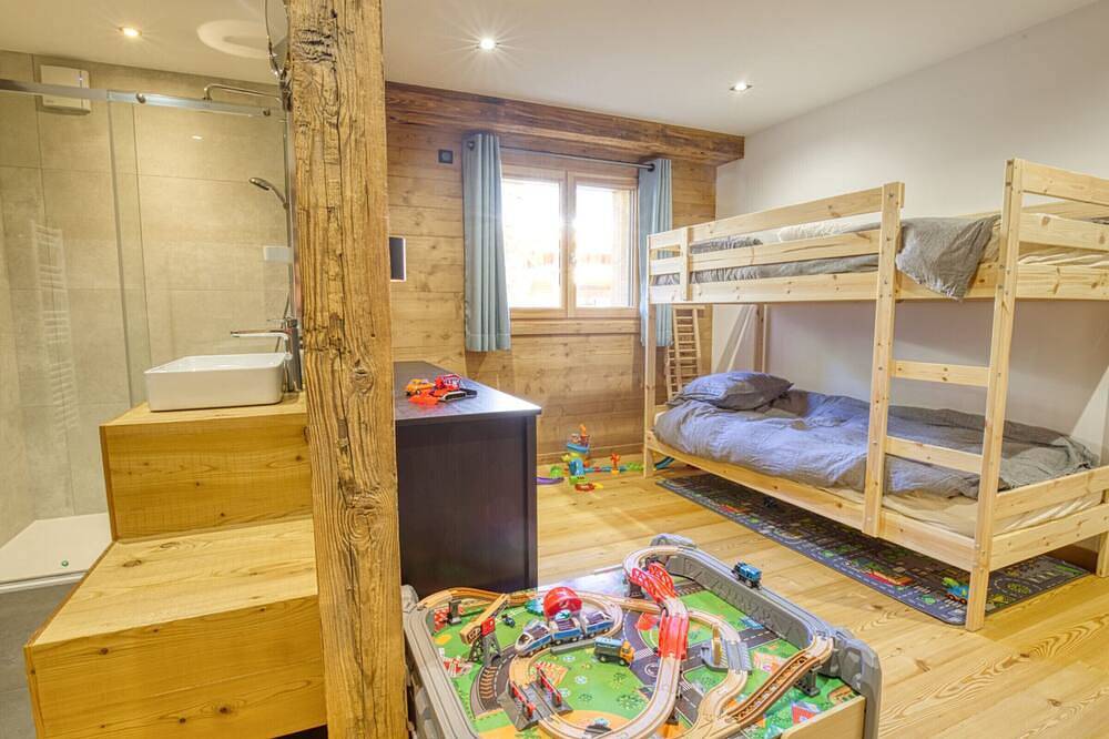 Chalet moderne avec jacuzzi et accès skis aux pieds in Notre-Dame-de-Bellecombe, Région d'Albertville