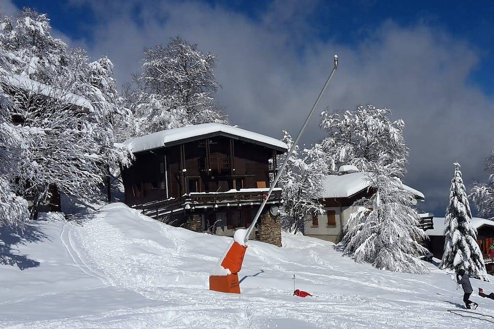 Grand chalet sur piste dans une petite station de ski pyrénéenne in Les Monts d'Olmes, Montferrier