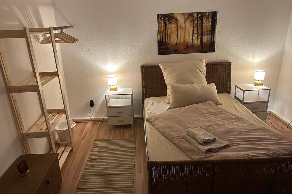 Ganze Wohnung, Schöne, gemütliche Unterkunft mit separaten Zimmern,Gemeinschaftsküche und -bad in Langgöns, Lahntal