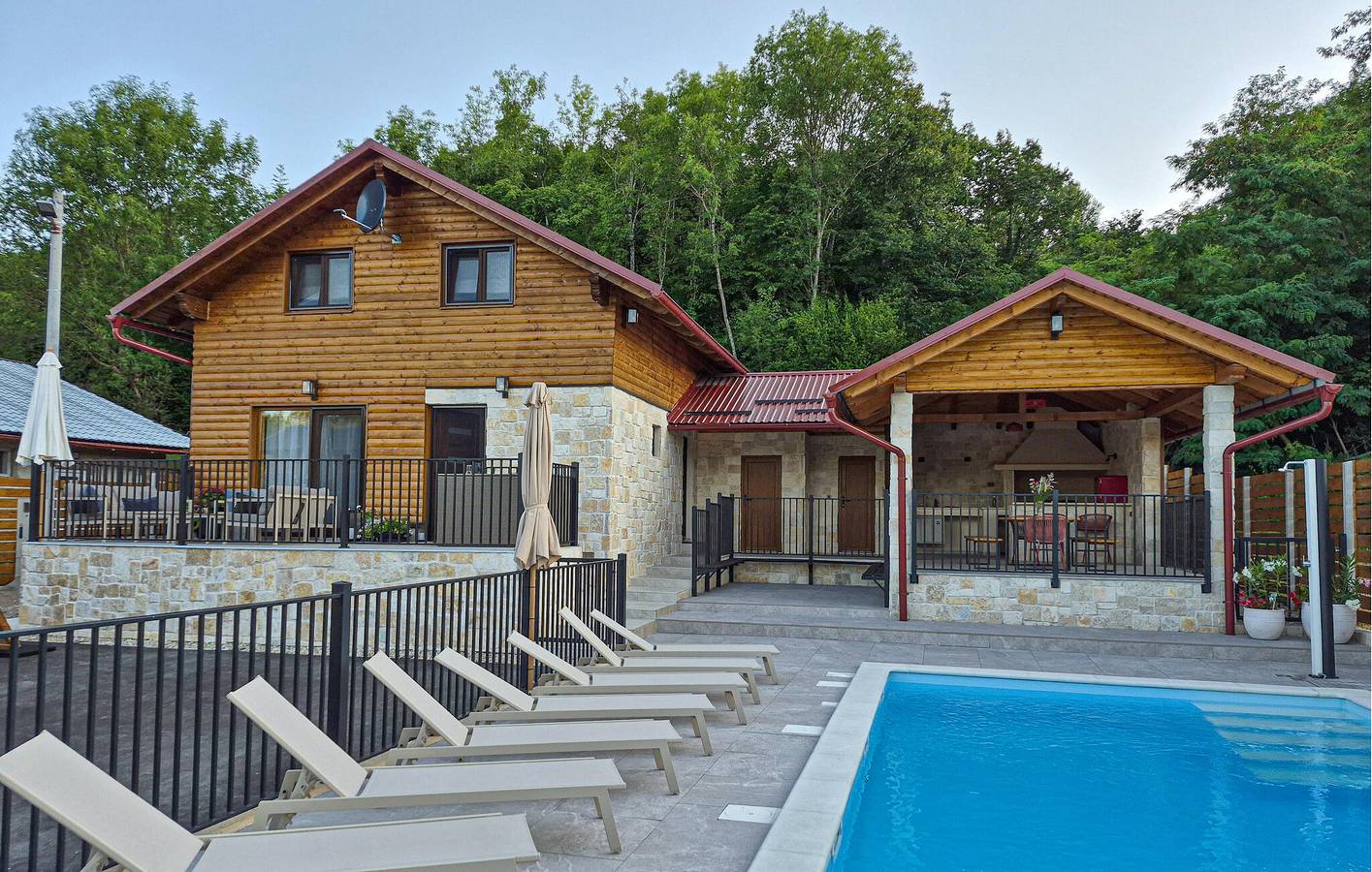 Charmant appartement van 190 m² met zwembad en terras, op 2 km van de rivier Bogdanica in Gospić, Lika-Senj