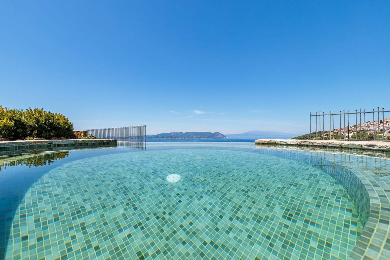 Villa Alverionis, Divine Sea Views, Private Infinity Pool, Spacious Furnished Terrace, Skopelos in Sporades