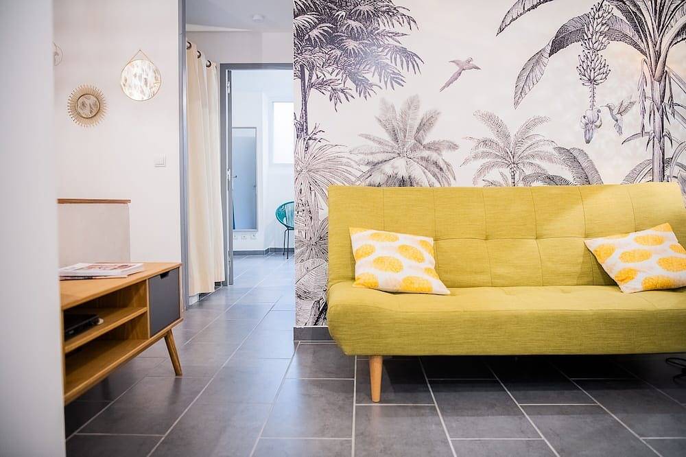 Entire apartment, Superb apartment (3pers) air-conditioned, quiet, ideal location in town center in Nîmes, Nimes region