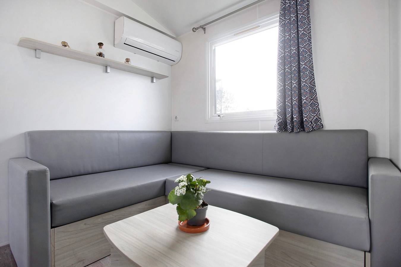 Chalet 'Bungalow T2 I - 15 Min From Nazaré' con piscina condivisa, terrazza e aria condizionata in Leiria District