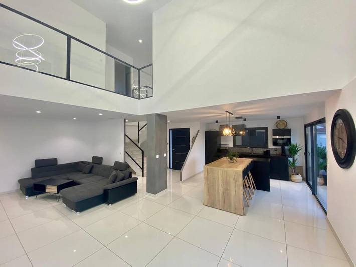 Location de vacances pour 9 personnes, avec terrasse ainsi que piscine et vue à Villetelle - 2