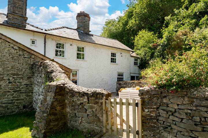 Log cabin for 25 people, with garden, with pets in Bala
