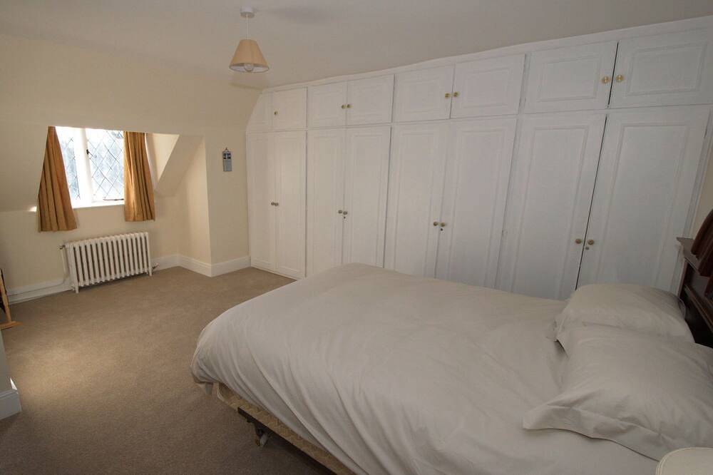 Entire apartment, 2nd floor modern flat in large Edwardian house ten minutes’ walk from railway in Bury St Edmunds, Suffolk