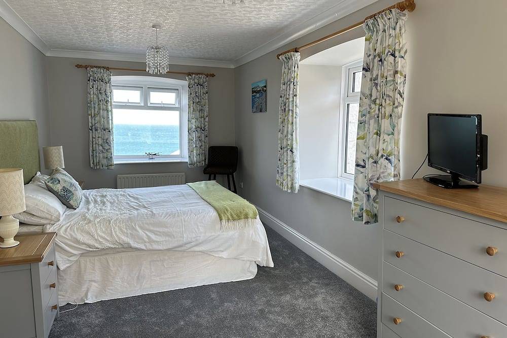 Entire apartment, Stunning Beach Front Apartment - Watch the dolphins over breakfast in New Quay, Cardigan Bay