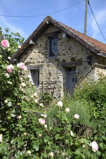 Gîte pour 5 personnes, avec vue ainsi que piscine et terrasse à Coussac-Bonneval