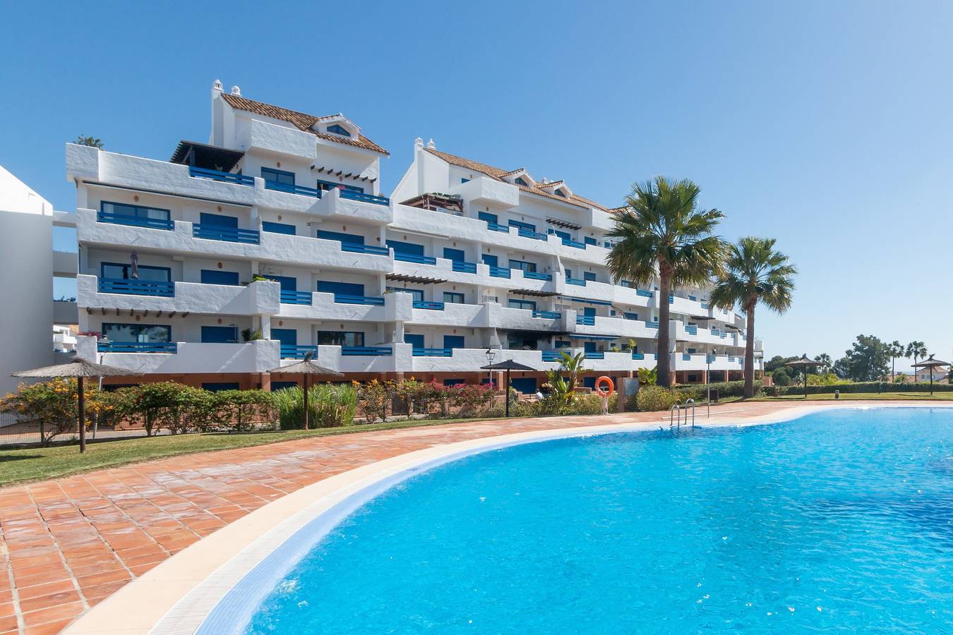 Entire apartment, Apartment 'Duquesa Suites Golf and Gardens' with Shared Pool, Wi-Fi and Air Conditioning in Duquesa Regent, Manilva