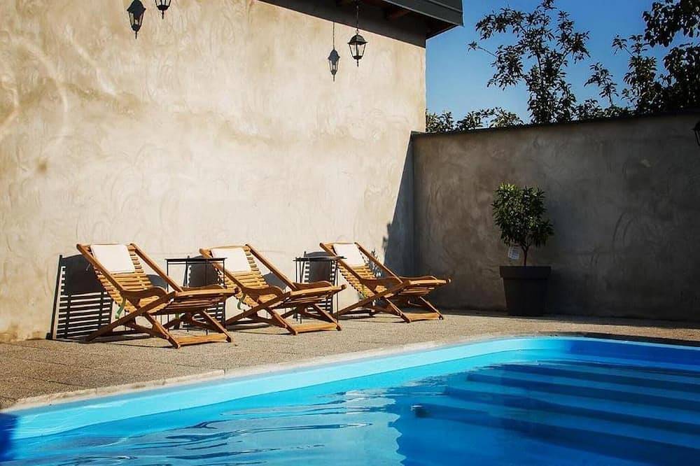 Holiday Home Thesaurum - Four Bedroom Holiday Home with Swimming Pool in Osijek-Baranja