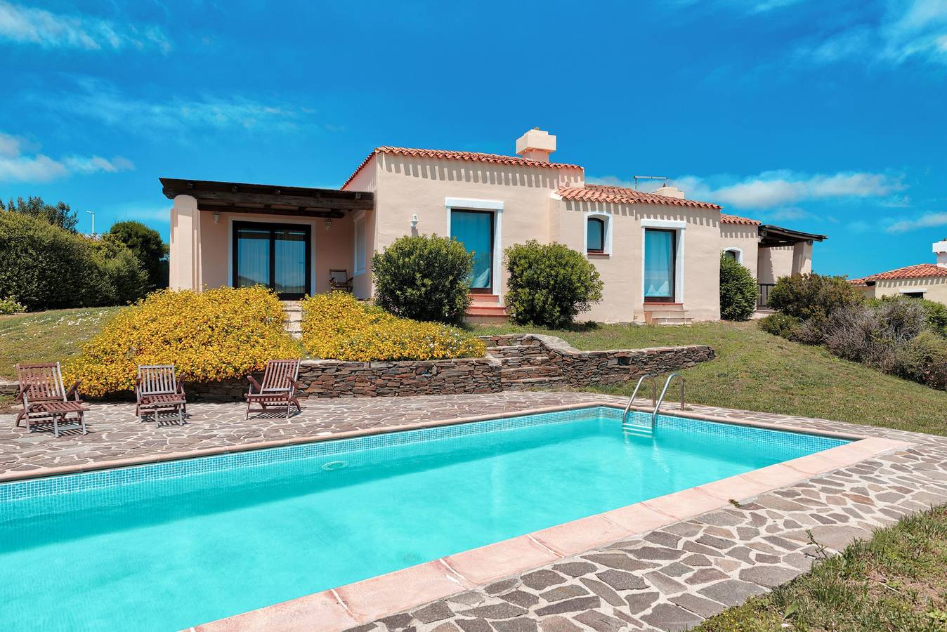 Jolie villa "Costanza" dans un quartier résidentiel calme et avec piscine in Stagno di Casaraccio, Punta De Su Turrione