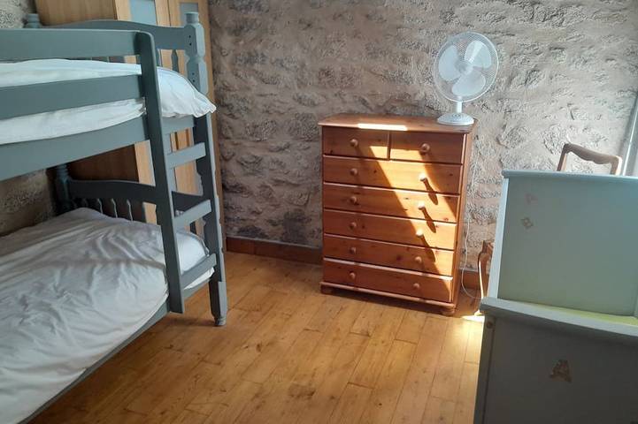 Location de vacances pour 4 personnes, avec jardin et piscine ainsi que terrasse et jacuzzi à Piégut-Pluviers - 3