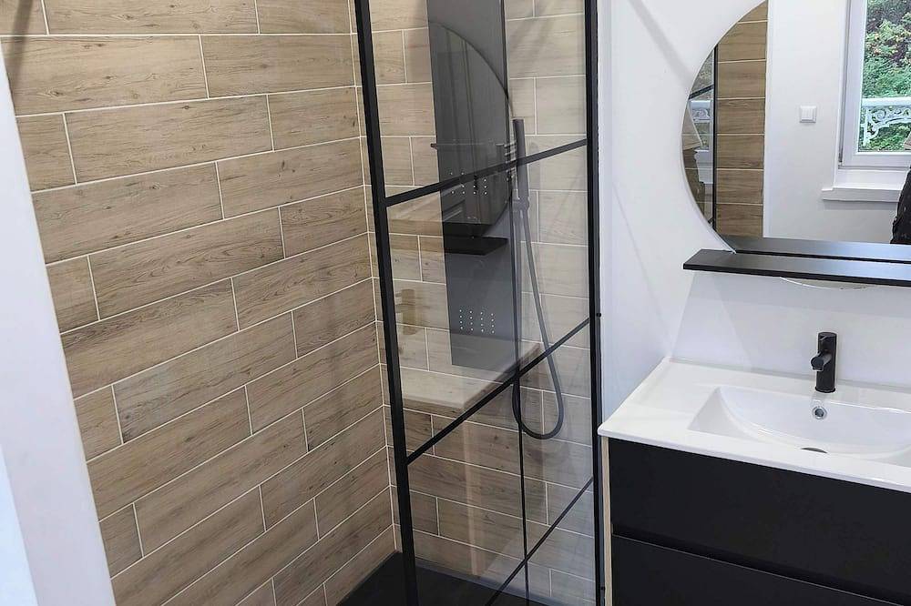 Ganze Wohnung, Quiet Downtown Ground-Floor Apartment with Parking in Charleville-Mézières, Ardennen