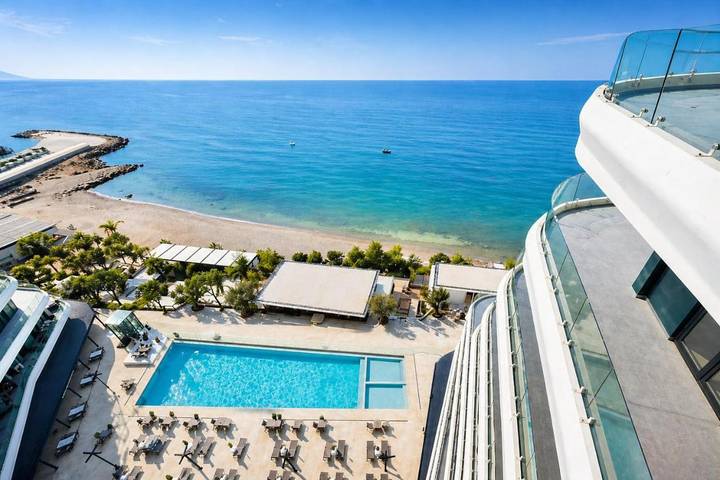 Appartement de vacances pour 4 personnes, avec piscine et jacuzzi ainsi que sauna et balcon