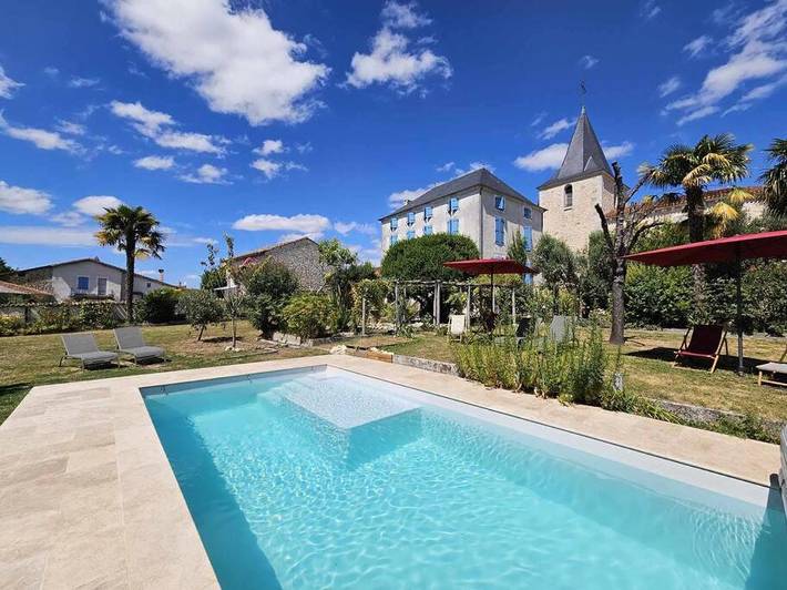 Location de vacances pour 13 personnes, avec jardin et vue ainsi que piscine et bassin pour enfant, animaux acceptés à Saint-Laurent-de-Belzagot - 2