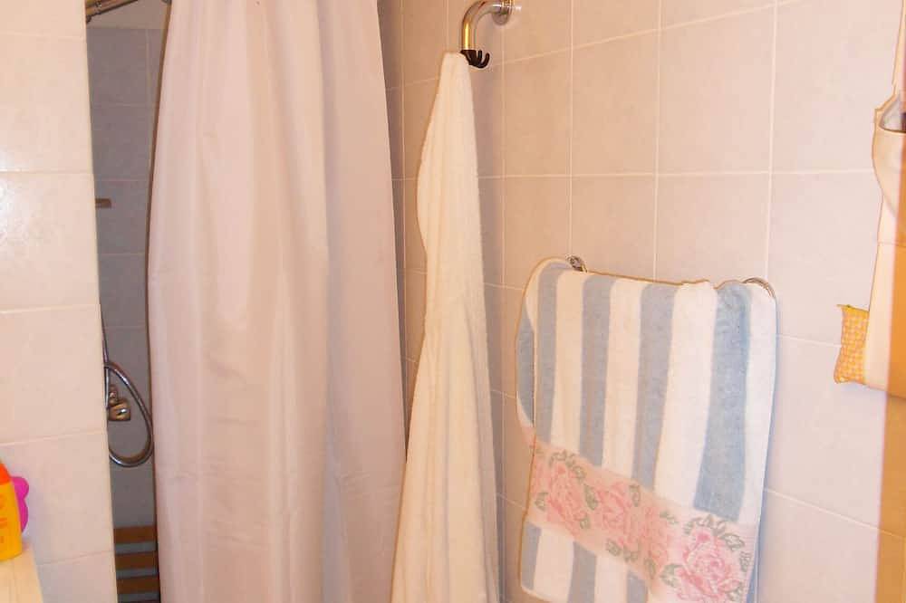 Hel lägenhet, Two-room central apartment, 2 large balconies, 100 m from the beach, private parking in Beaulieu-sur-Mer, Nice region
