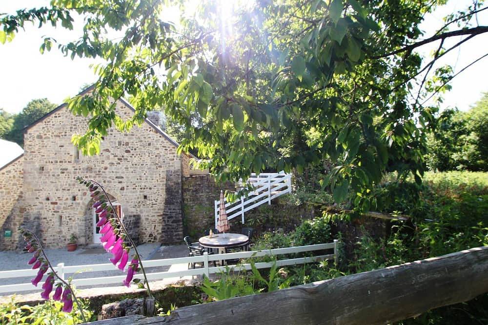Moulin restauré avec cheminée, terrasse au bord de l'eau et solarium, accueil chaleureux in Lithaire, Montsenelle