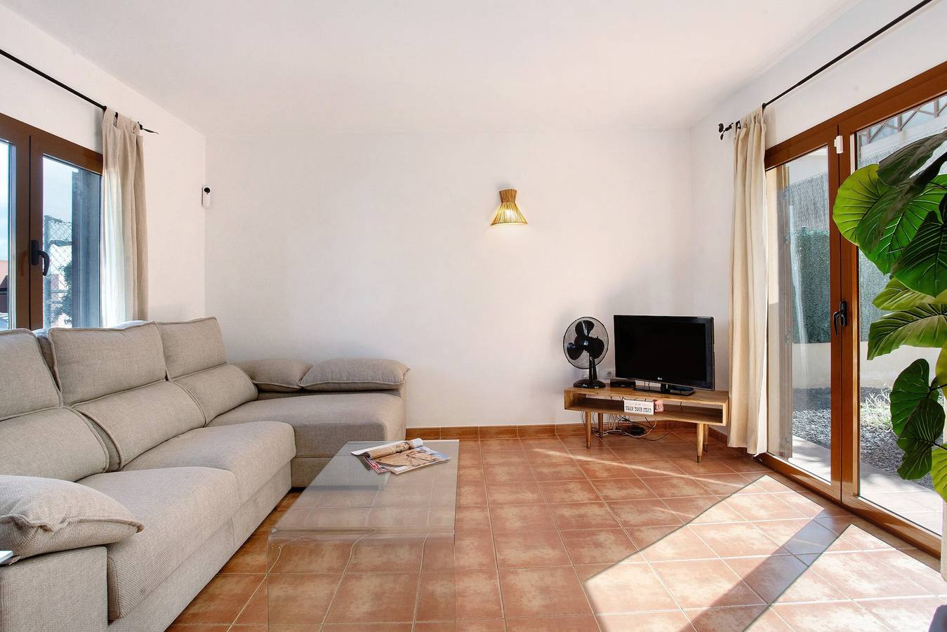 Casa de vacaciones 'Villa Charlotte' con vistas a la montaña, piscina compartida y Wi-Fi in Tamaragua, La Oliva