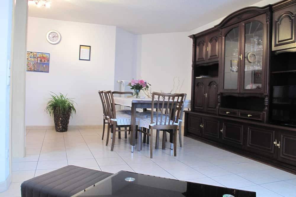 Ganze Wohnung, Ferienwohnung Vogesenblick, 50qm, 1 Schlafraum - Ferienwohnung Kunst in Europa-Park, Mahlberg